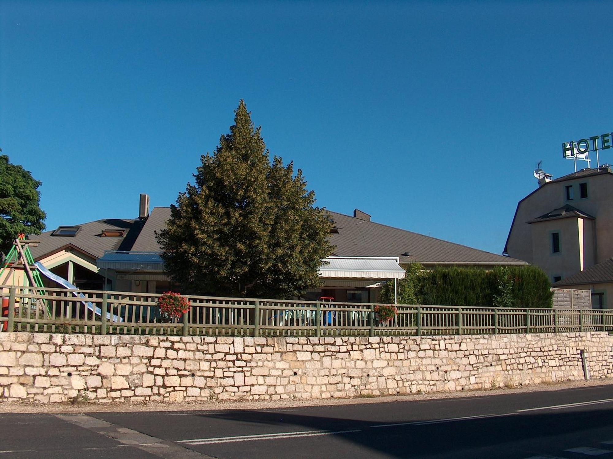 Hotel-Restaurant Le Calice Du Gevaudan - A75 Banassac Esterno foto