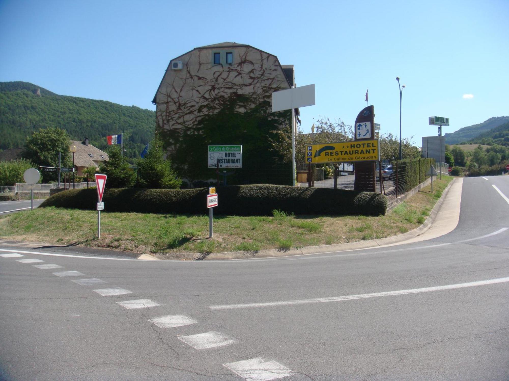 Hotel-Restaurant Le Calice Du Gevaudan - A75 Banassac Esterno foto