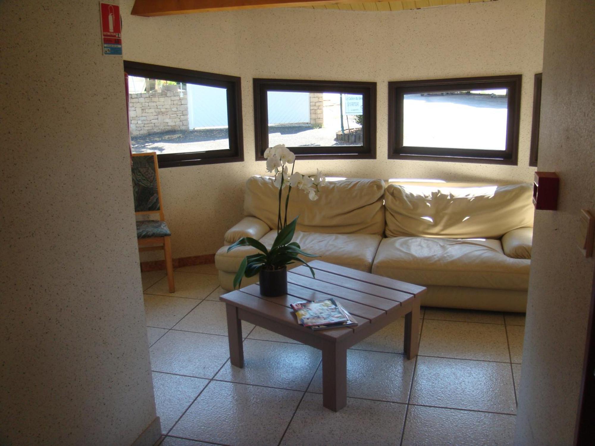 Hotel-Restaurant Le Calice Du Gevaudan - A75 Banassac Esterno foto