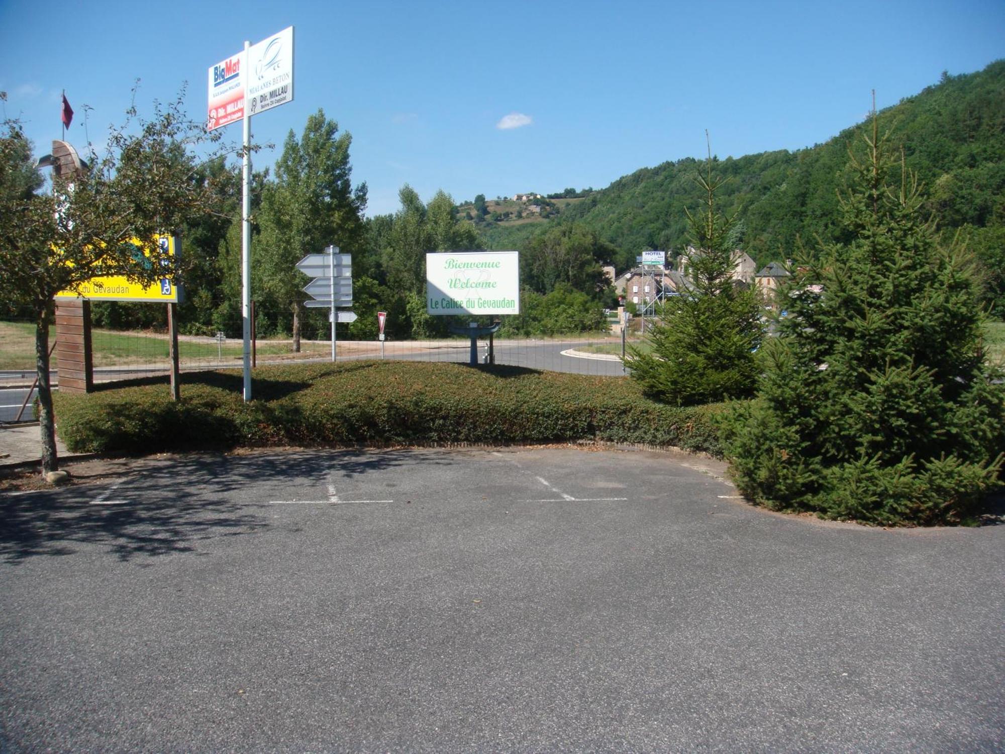 Hotel-Restaurant Le Calice Du Gevaudan - A75 Banassac Esterno foto