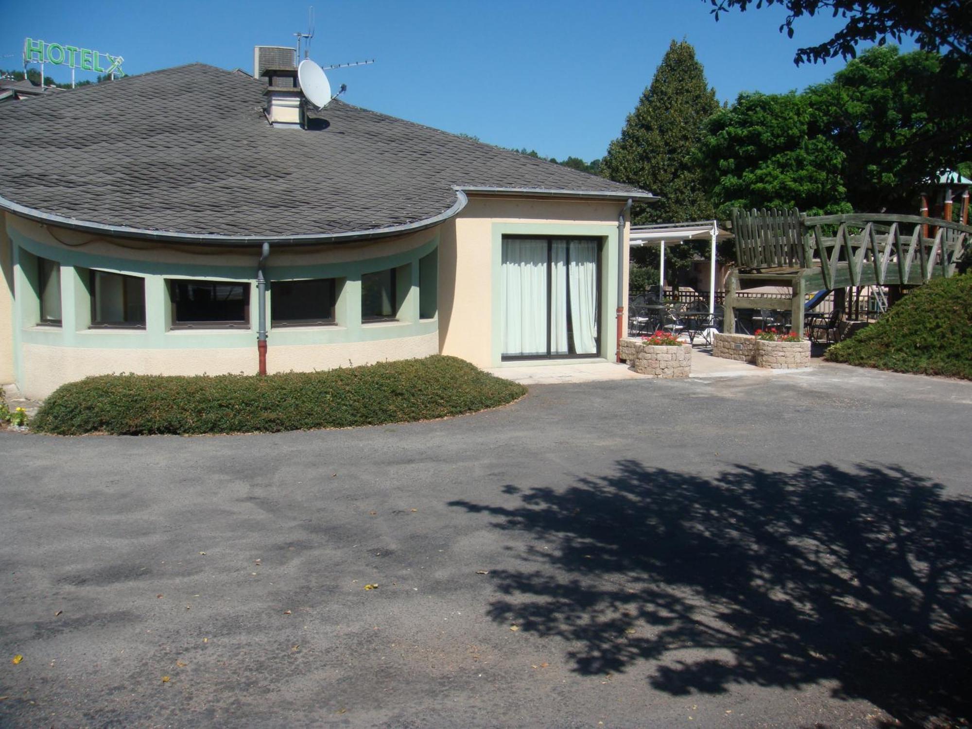 Hotel-Restaurant Le Calice Du Gevaudan - A75 Banassac Esterno foto