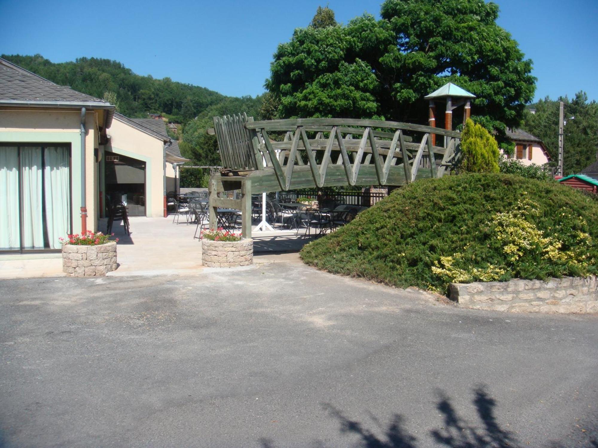 Hotel-Restaurant Le Calice Du Gevaudan - A75 Banassac Esterno foto