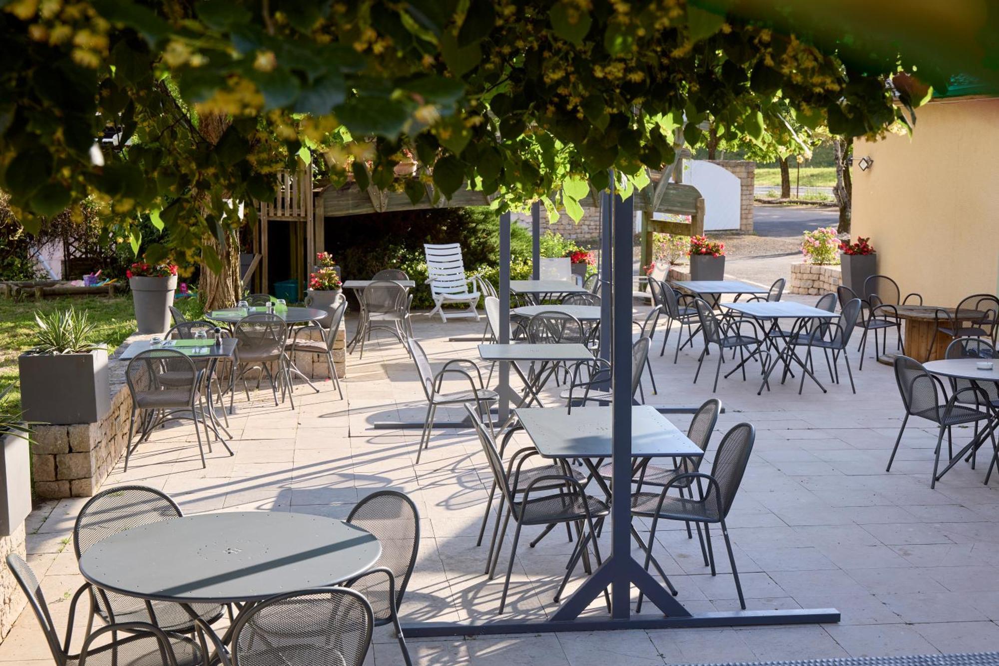 Hotel-Restaurant Le Calice Du Gevaudan - A75 Banassac Esterno foto