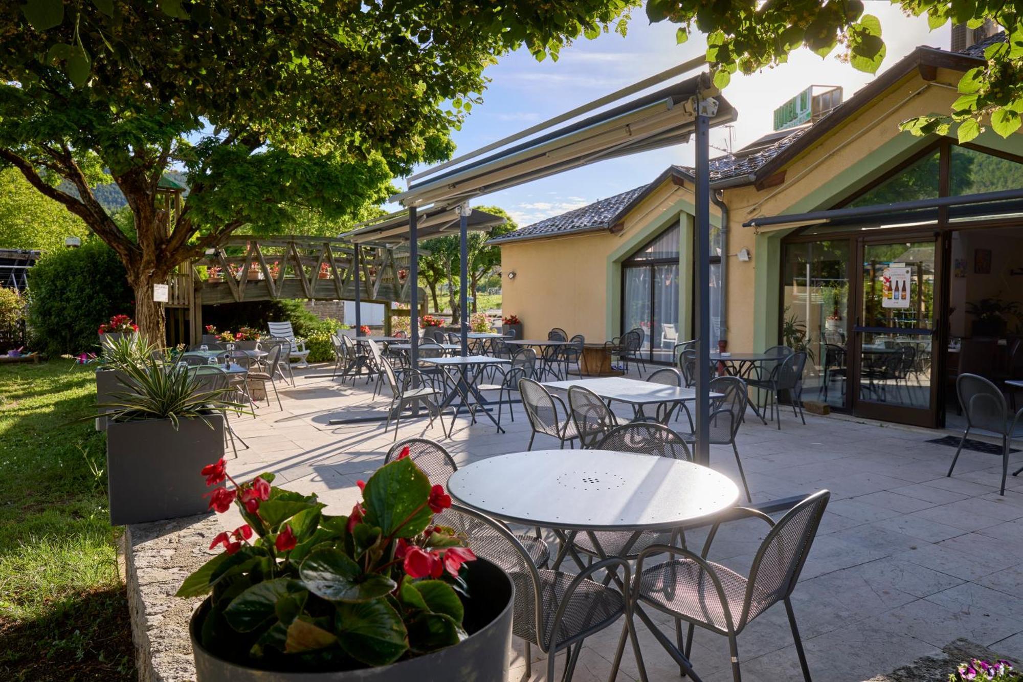 Hotel-Restaurant Le Calice Du Gevaudan - A75 Banassac Esterno foto