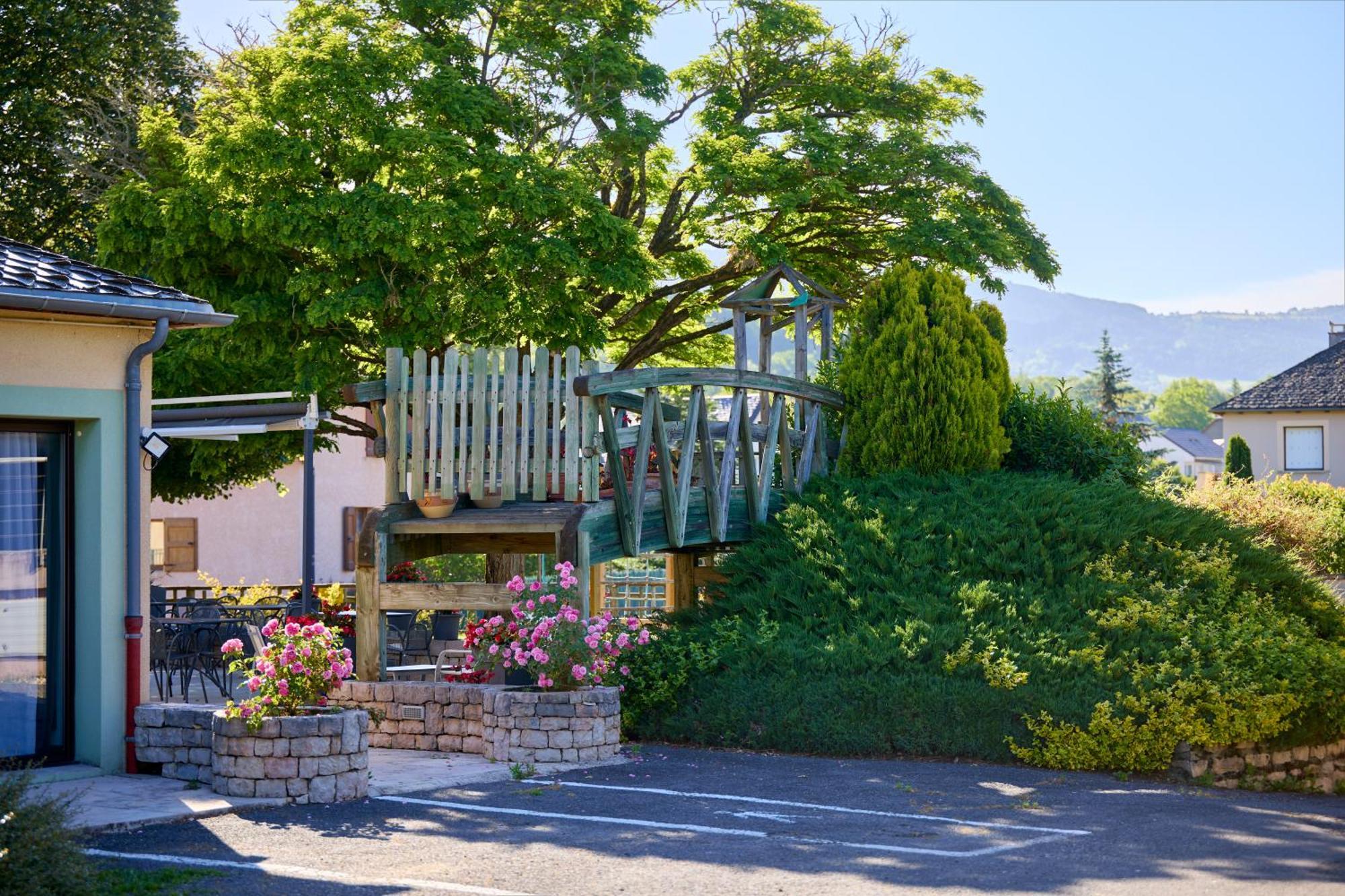 Hotel-Restaurant Le Calice Du Gevaudan - A75 Banassac Esterno foto