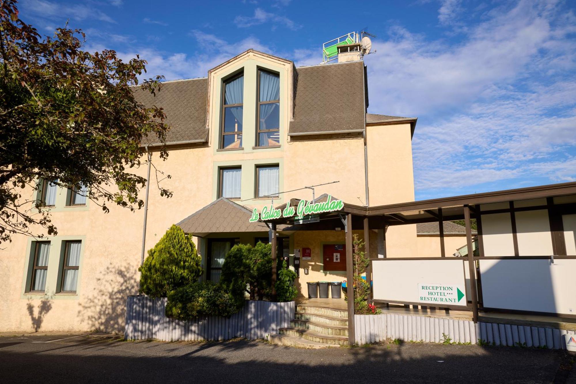 Hotel-Restaurant Le Calice Du Gevaudan - A75 Banassac Esterno foto