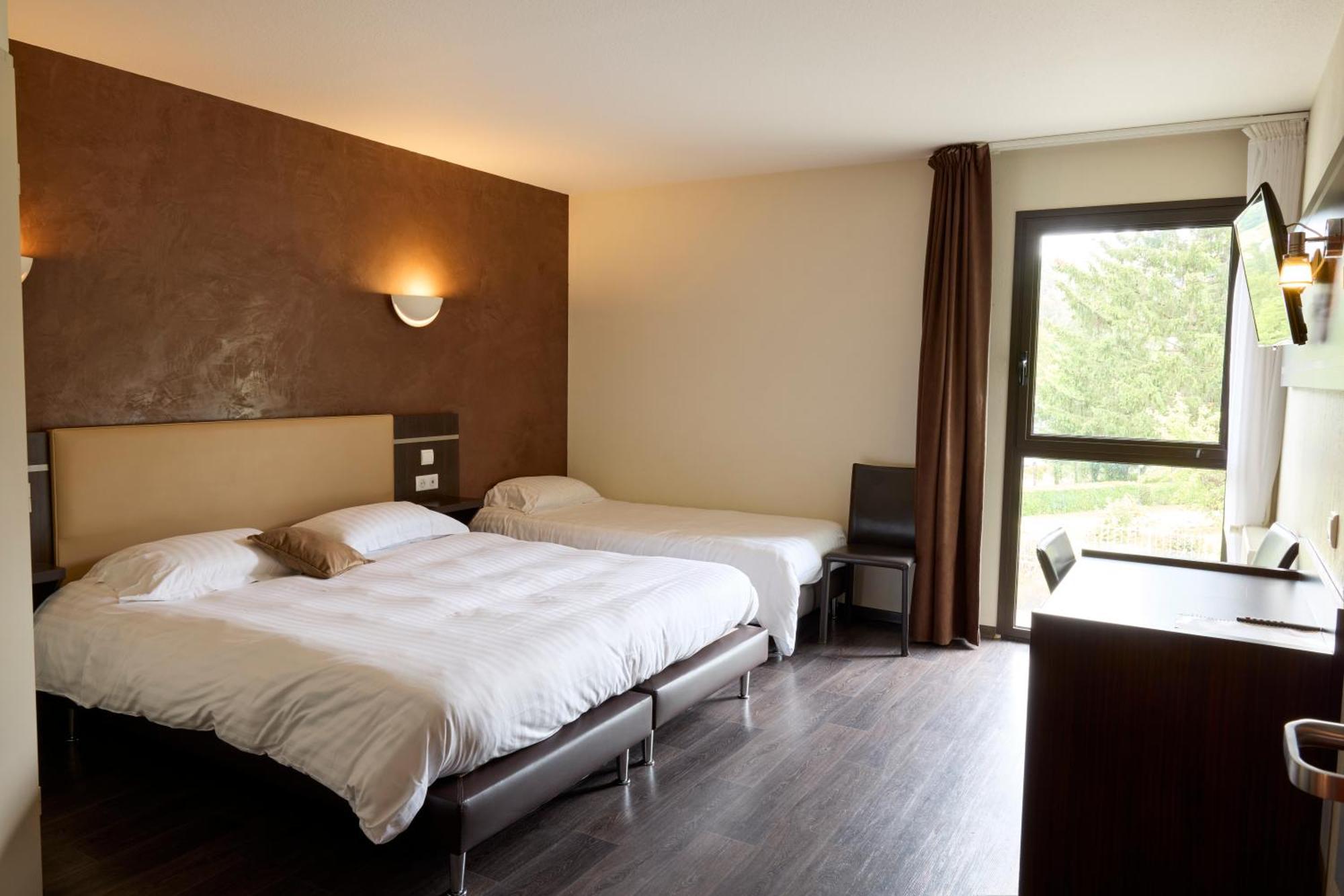 Hotel-Restaurant Le Calice Du Gevaudan - A75 Banassac Esterno foto