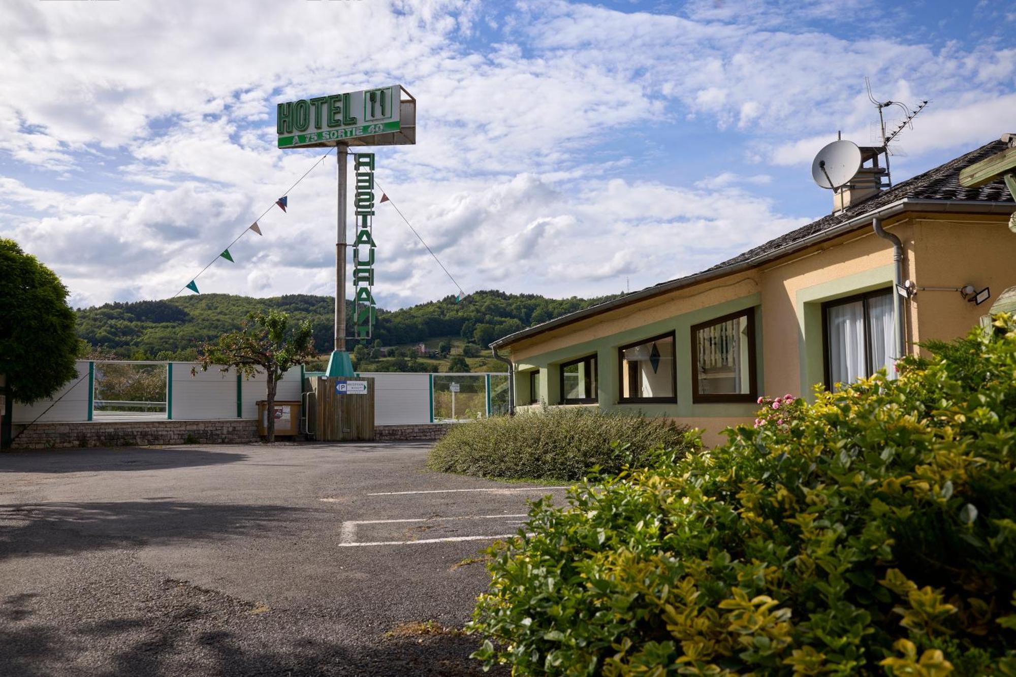 Hotel-Restaurant Le Calice Du Gevaudan - A75 Banassac Esterno foto