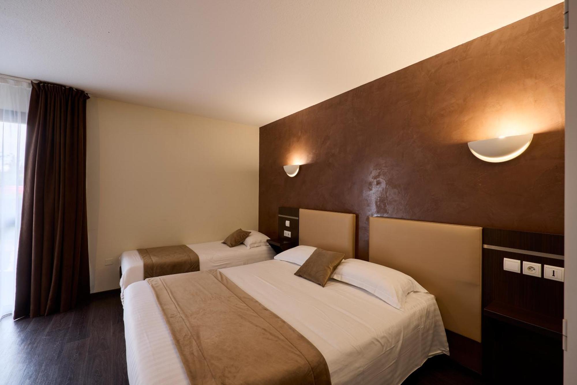 Hotel-Restaurant Le Calice Du Gevaudan - A75 Banassac Esterno foto
