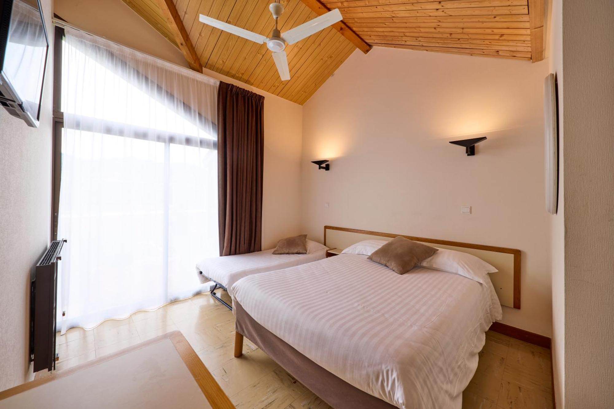 Hotel-Restaurant Le Calice Du Gevaudan - A75 Banassac Esterno foto